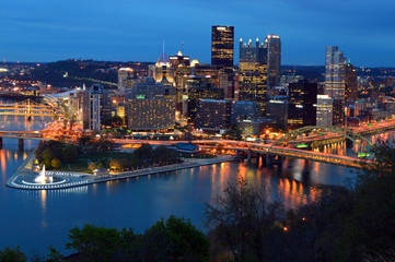 Fototapeta na wymiar Pittsburgh, Pennsylvania at dusk