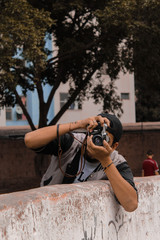 Joven tomando foto