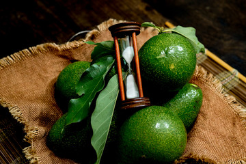 measure the exact time of maturation of the hass avocado with an hourglass