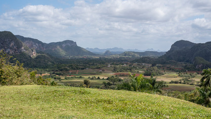 Fototapeta na wymiar vista de las montañas en el valle de viñales cuba