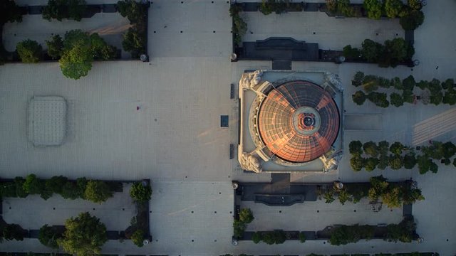Ciudad de Mexico en Tiempos de coronavirus, monumento a la revoluci&oacute;n cinem&aacute;ticas drone view