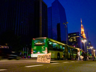 Avenida Paulista a noite durante manifestações pelo impeachment de Dilma