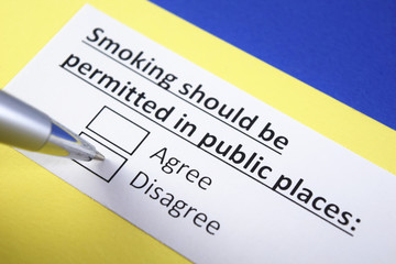 Obraz premium Smoking Should be permitted in public places: Agree or Disagree?