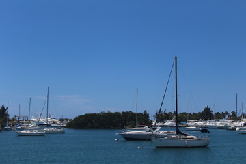 Obraz premium Botes anclados en la Guancha de Ponce. Puerto Rico.
