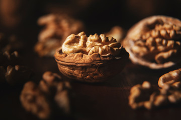 nueces vistas de cerca sobre fondo de madera