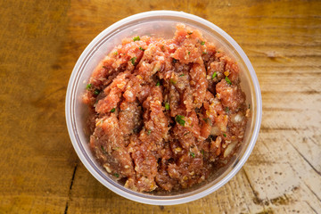 Pote de plástico com kibe cru. Quibe cru de carne