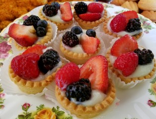 Cheesecake tarts with strawberry, raspberry and blackberry