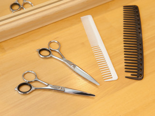 美容師のハサミとくし　シザーとコーム