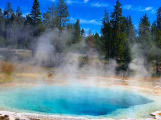 Grand prismatic spring at yellowstone's midway geyser basin.