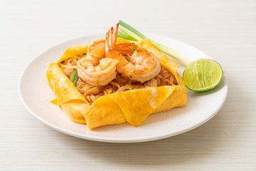 Thai stir fried noodles with shrimps and egg wrap (Pad Thai)