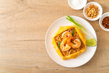 Thai stir fried noodles with shrimps and egg wrap (Pad Thai)