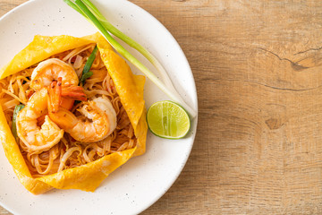 Thai stir fried noodles with shrimps and egg wrap (Pad Thai)