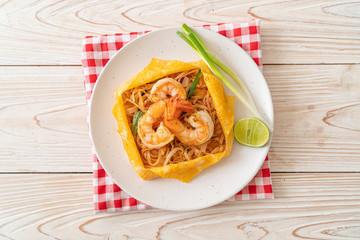 Thai stir fried noodles with shrimps and egg wrap (Pad Thai)