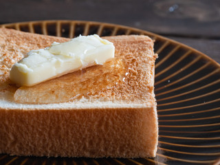 バターとはちみつをかけたトーストのクローズアップ。