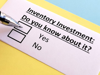 Obraz premium One person is answering quetion about inventory investment.