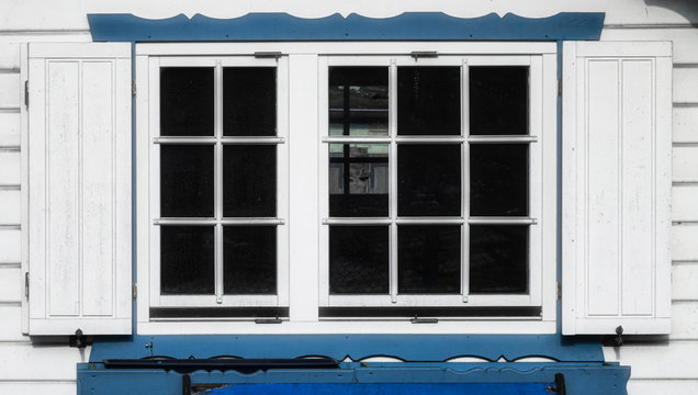 Wei&szlig;es Holzfenster