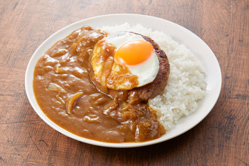 カレーライス-ハンバーグトッピング-目玉焼き乗せ