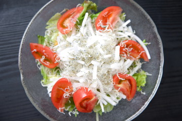 トマトとしらすの野菜サラダ
