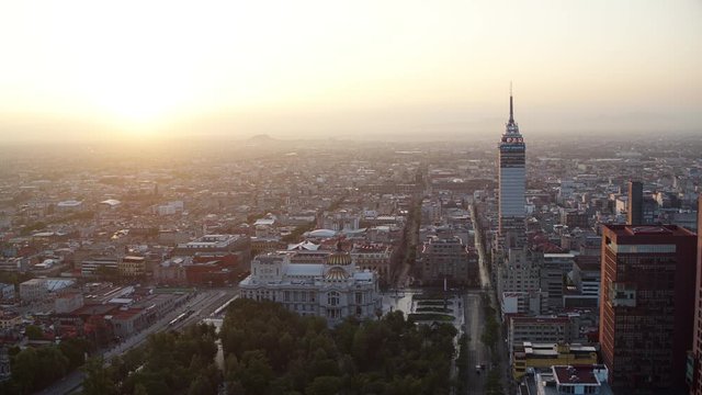 Amanecer ciudad de Mexico en tiempos de coronavirus, cinematic drone view