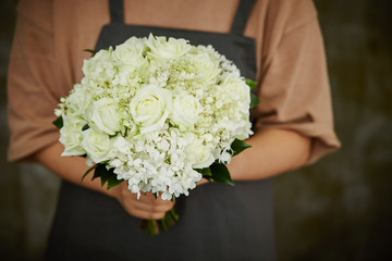 Obraz na płótnie Canvas Flower bouquet in florist's hand 