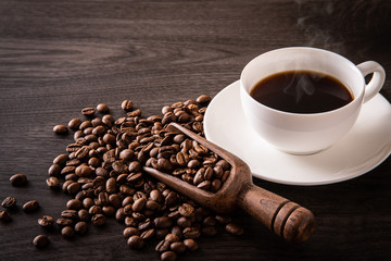 ホットコーヒーとコーヒー豆