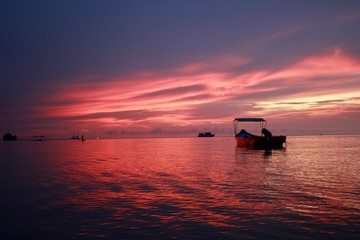 Obraz premium fishing boat at sunset