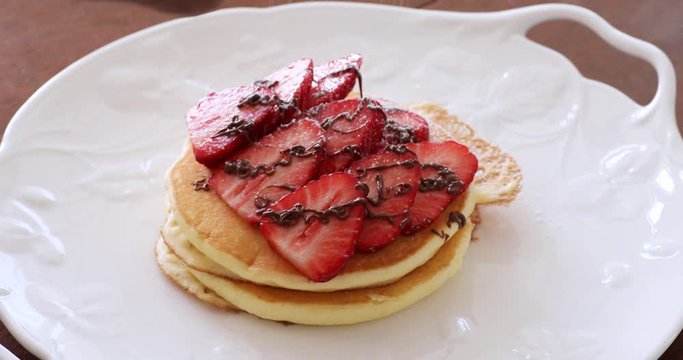 自宅でお菓子作り　フルーツパンケーキ　いちごチョコレート