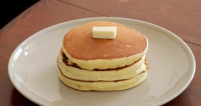 自宅でお菓子作り　パンケーキ　バタとシロップと粉糖をかける