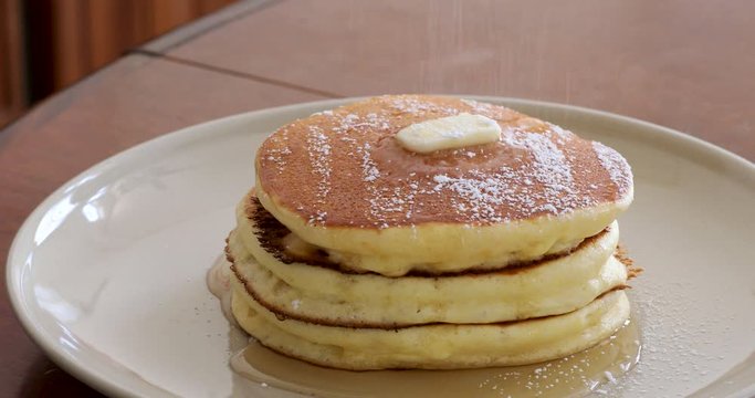 自宅でお菓子作り　パンケーキ　バタとシロップと粉糖をかける