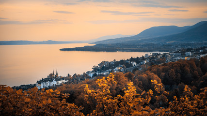 Ville de Neuchâtel au coucher du soleil