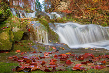 Fototapeta na wymiar Allgäu - Wasserfall - Herbst - Quelle