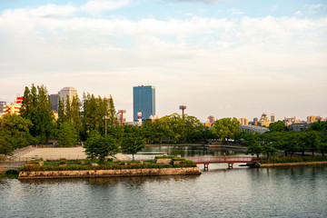 Obraz premium Wieczorny widok na rzekę