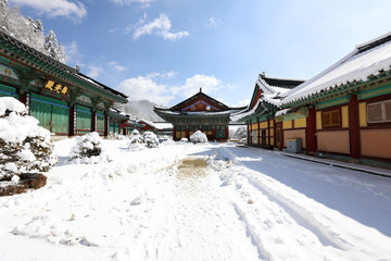 Obraz premium Woljeongsa, a buddhist temple, covered with snow, Gangwon-do, Korea. Soogwangjeon, Translation of chinese Text