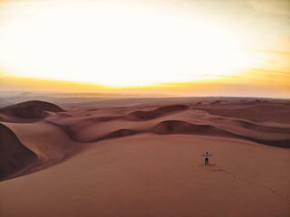 Fototapeta na wymiar persona en desierto 
