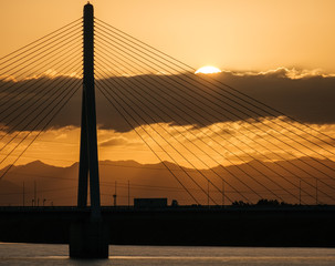 大きな橋と日の出(Big bridge and sunrise)