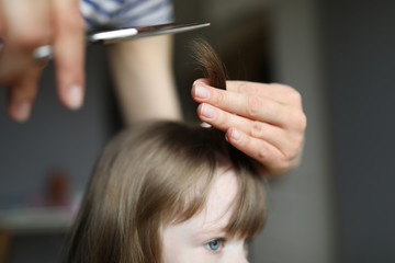 Naklejka premium Child and mum indoors