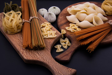 Fototapeta na wymiar Some sea urchin shells and various types of pasta.