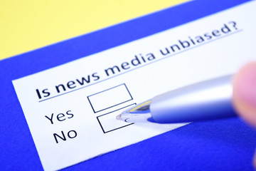 Obraz premium Is news media unbiased? Yes or no?