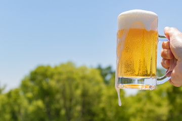 屋外のビール。青空背景