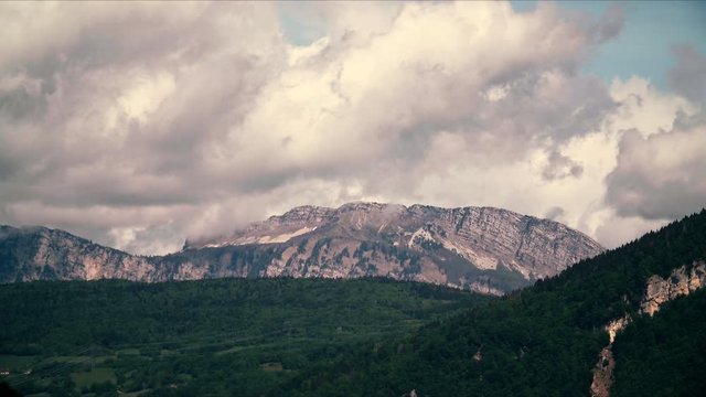 Timelapse de la chaine de montagne des alpes fran&ccedil;aise ou l'on aper&ccedil;oit le massif du vercors et de la chartreuse lors d'un magnifique passage de nuage.