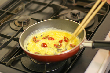 トマト入りの卵焼きの調理