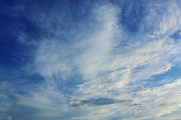 Obraz premium dramatic white cloud on blue sky, nature background