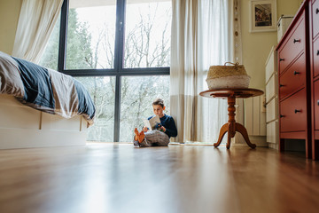 niño en casa leyendo libro literatura aprender covid-19