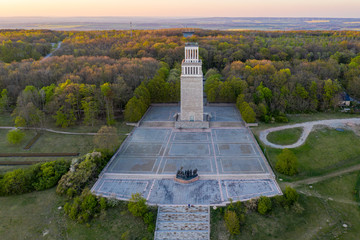 Luftbildaufnahmen Nationale Mahn- und Gedenkstätte Buchenwald mit Glockenturm bei Weimar