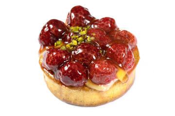 tartelette à la framboise sur un fond blanc