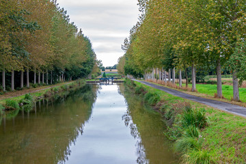 Fototapeta na wymiar Hédé-Bazouges. Canal Ille-et-Rance. Ille-et-Vilaine. Bretagne 