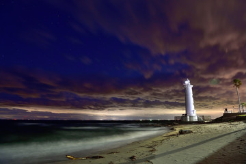 夜の海と灯台