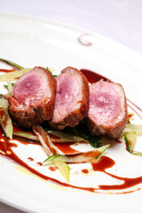 フレンチレストランの鴨肉のステーキ