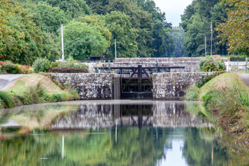 Fototapeta na wymiar Hédé-Bazouges. Ecluse sur le canal Ille-et-Rance. Ille-et-Vilaine. Bretagne 
