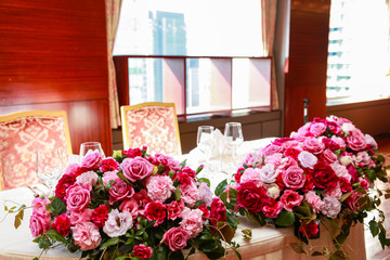 結婚披露宴パーティーの華やかな装飾